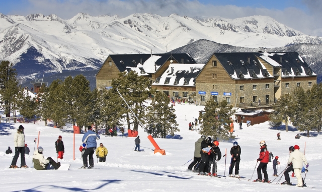  Skifahrer vor der Hotelfassade 